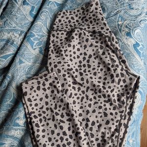 Snow leopard balance athletic leggings